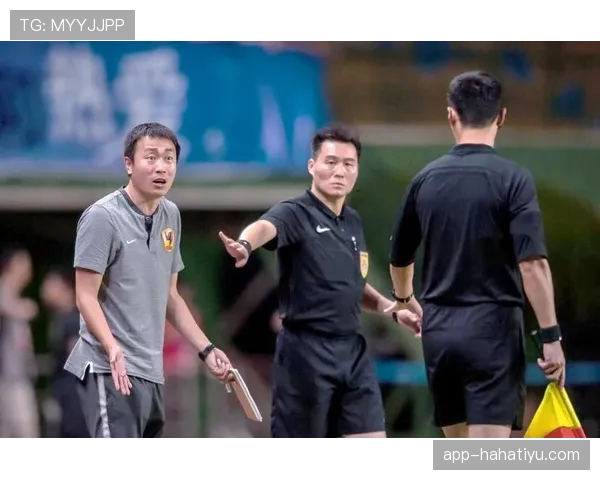 越位旗示意边裁举旗含义与主裁判判罚配合要点